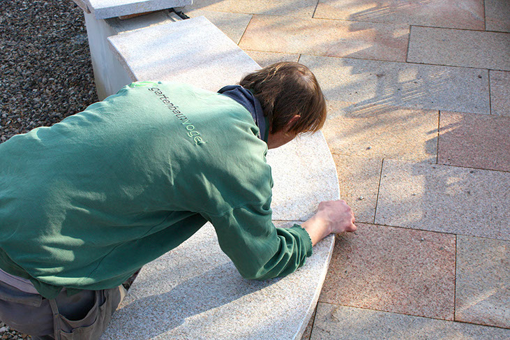Stein setzen Gartenbau Vogel
